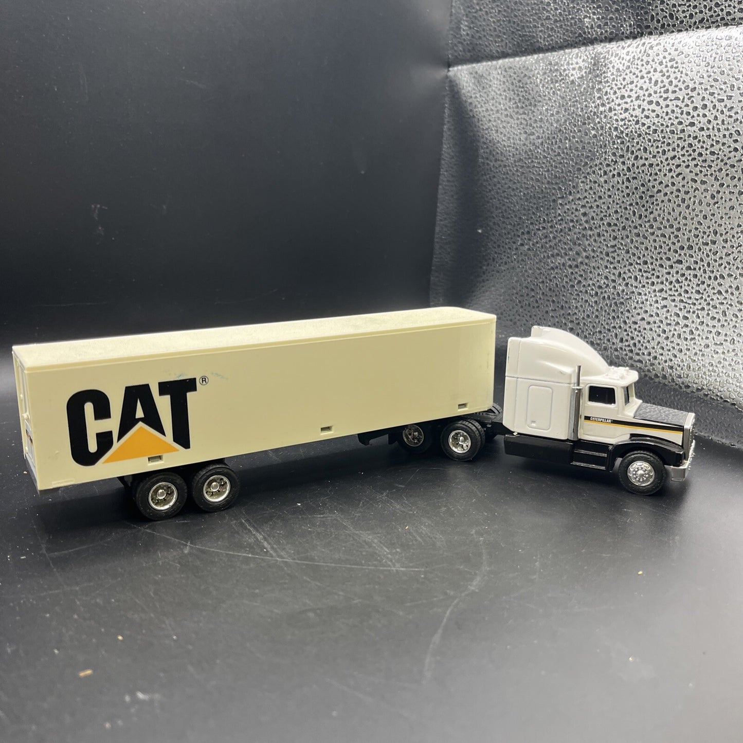 Ertl 1/64 Scale Diecast 7705 - Kenworth Truck & Trailer CAT - White