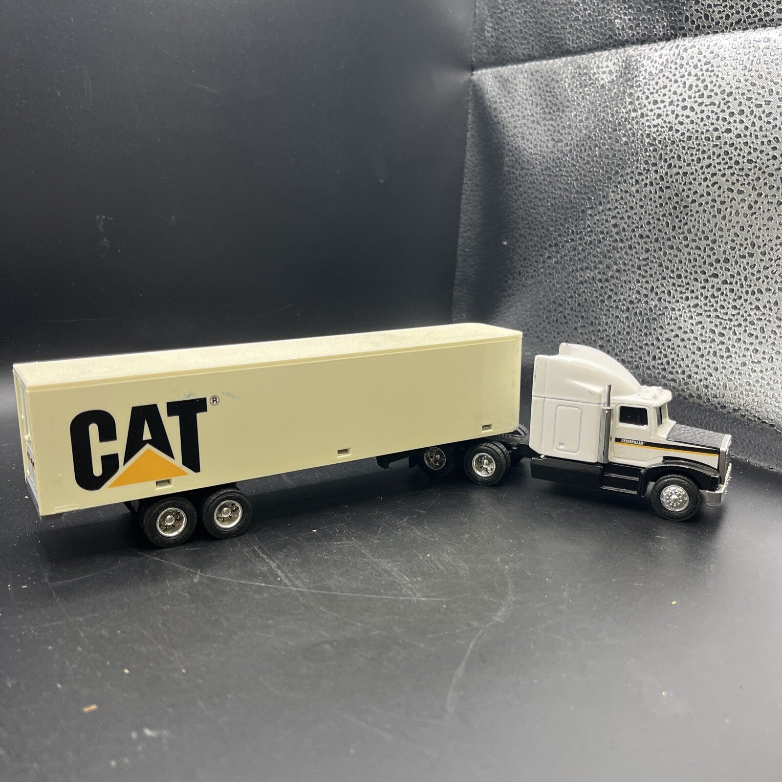 Ertl 1/64 Scale Diecast 7705 - Kenworth Truck & Trailer CAT - White