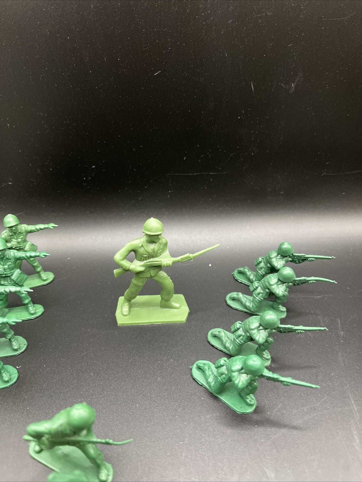 Vintage Toy soldiers Army Men Plastic, 23 Pieces, Green