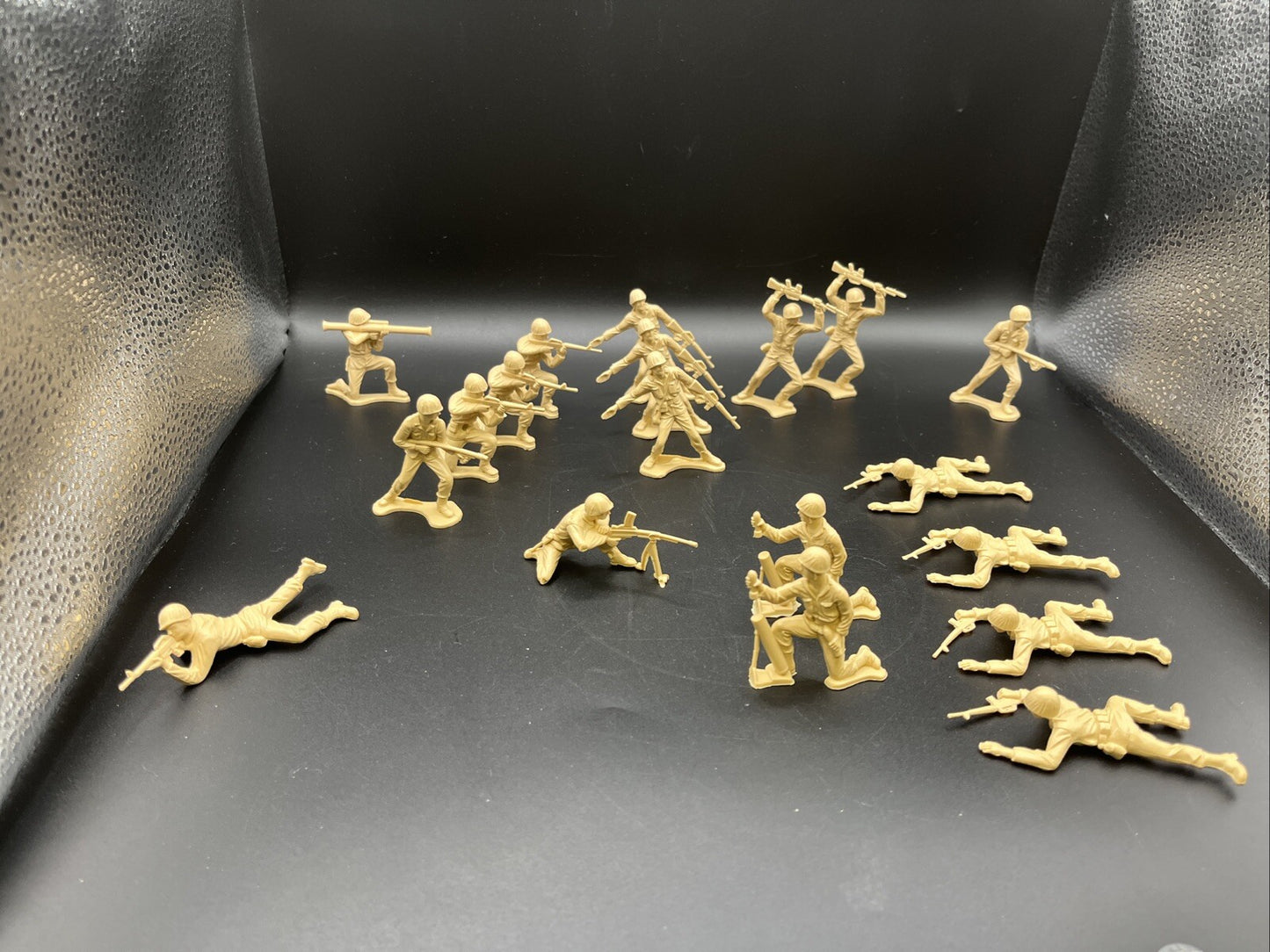 VINTAGE  19 TOY PLASTIC BEIGE ARMY SOLDIER MANY POSITION   G23