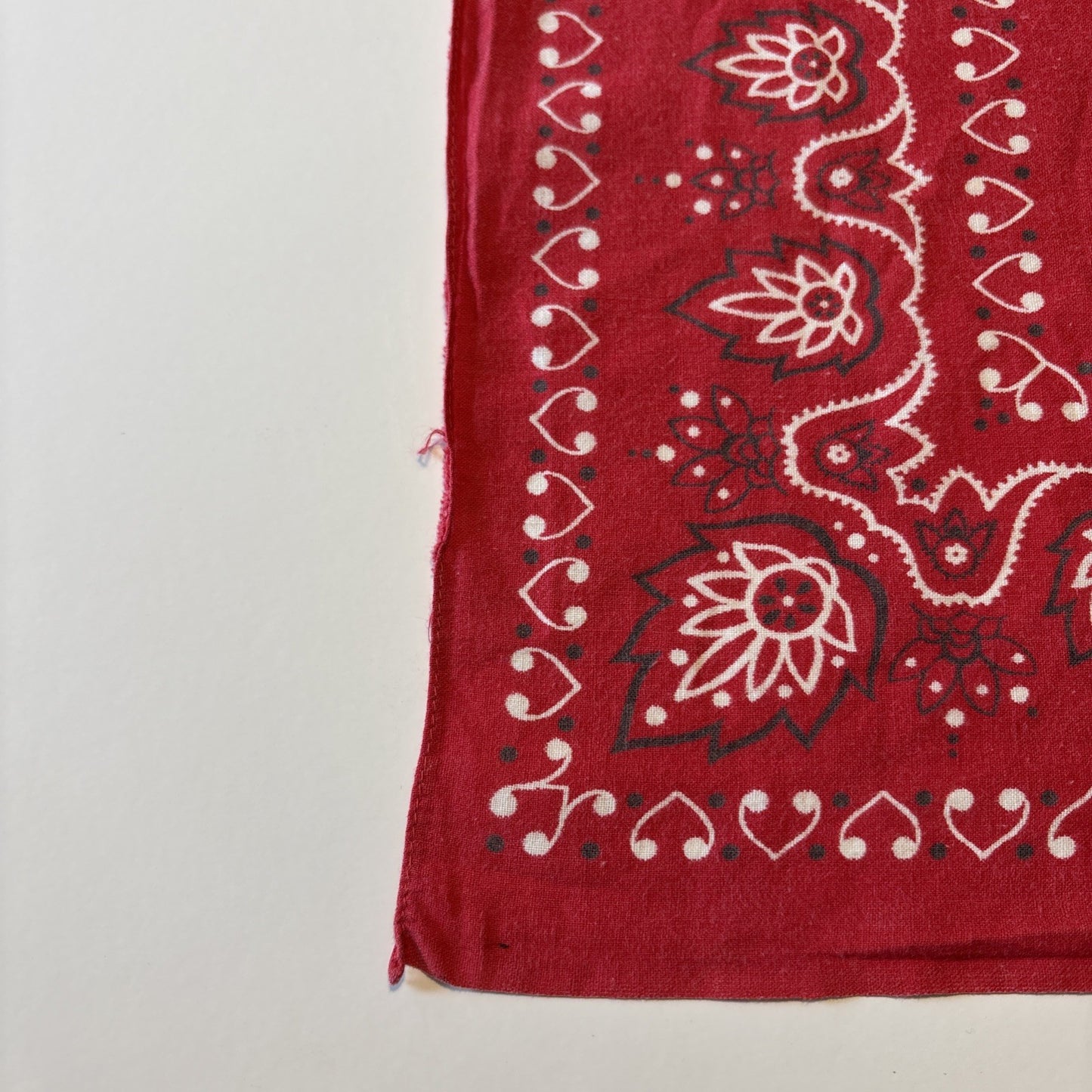 Vtg Elephant Trunk Down Red Paisley Bandana Fast Color 100% Cotton 21.25" x 20"