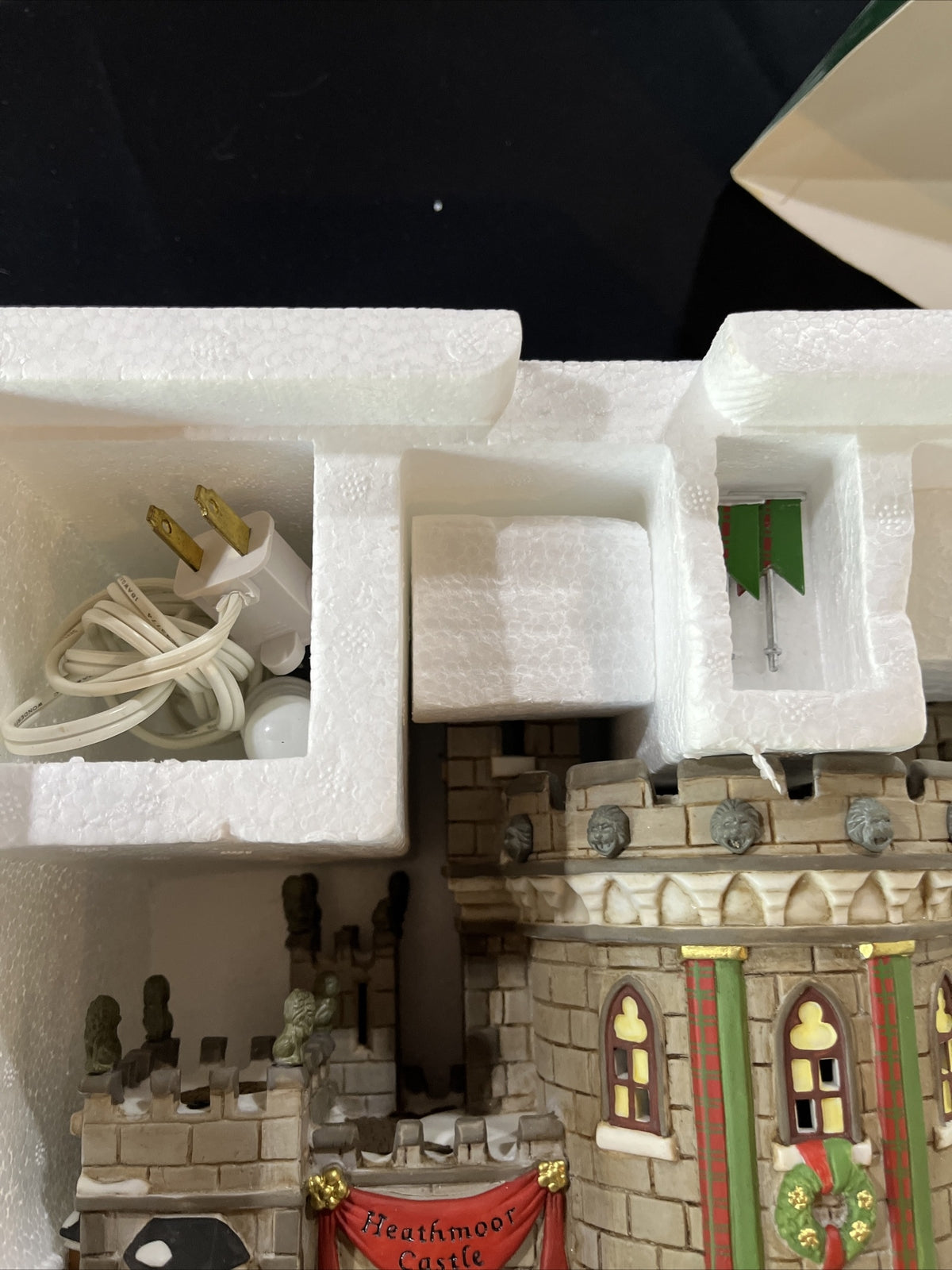 Dept 56 Dickens Village Heathmoor Castle #5831-3 1999 in box w/ lights