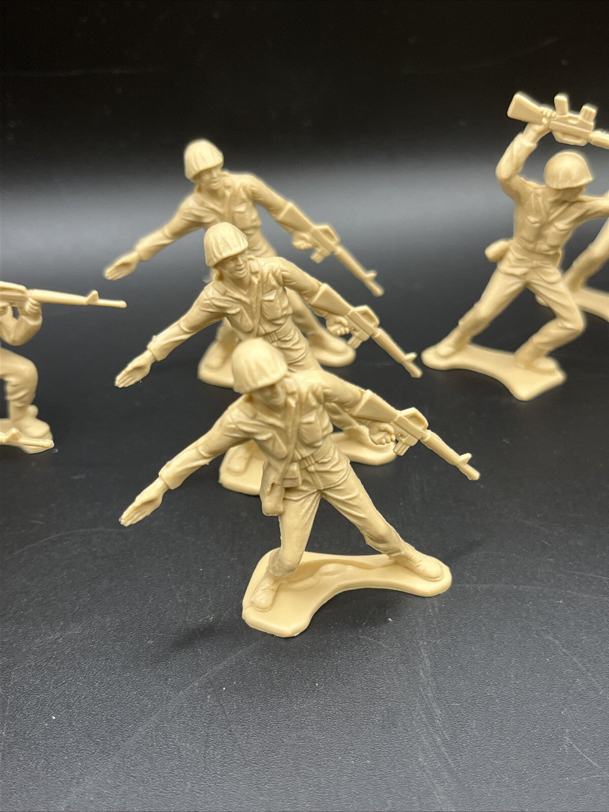 VINTAGE  19 TOY PLASTIC BEIGE ARMY SOLDIER MANY POSITION   G23