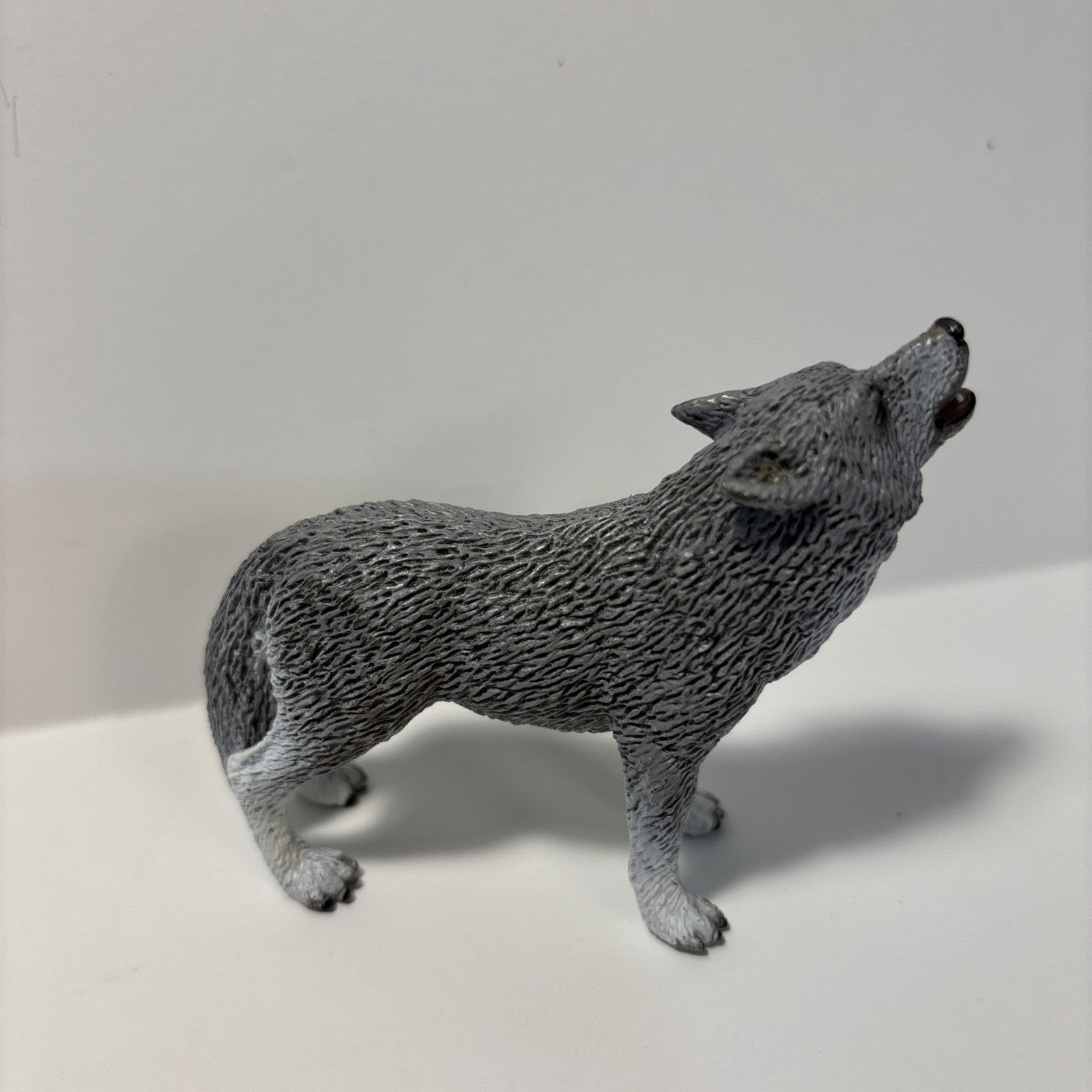 2009 Schleich Howling Gray Wolf Coyote Dog Toy  Retired
