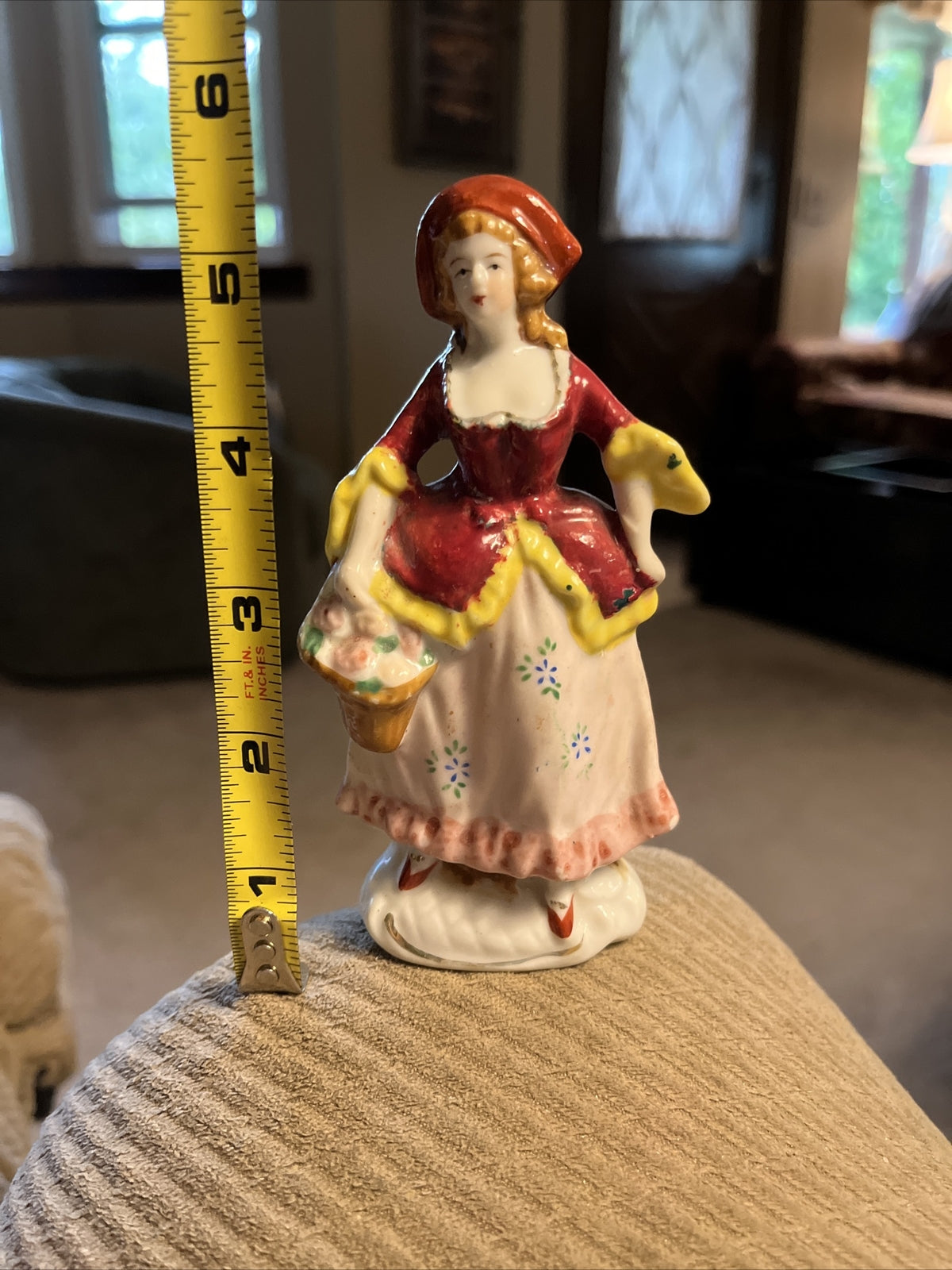 VINTAGE: OCCUPIED JAPAN PORCELAIN LADY FIGURINE ~~ HAND PAINTED