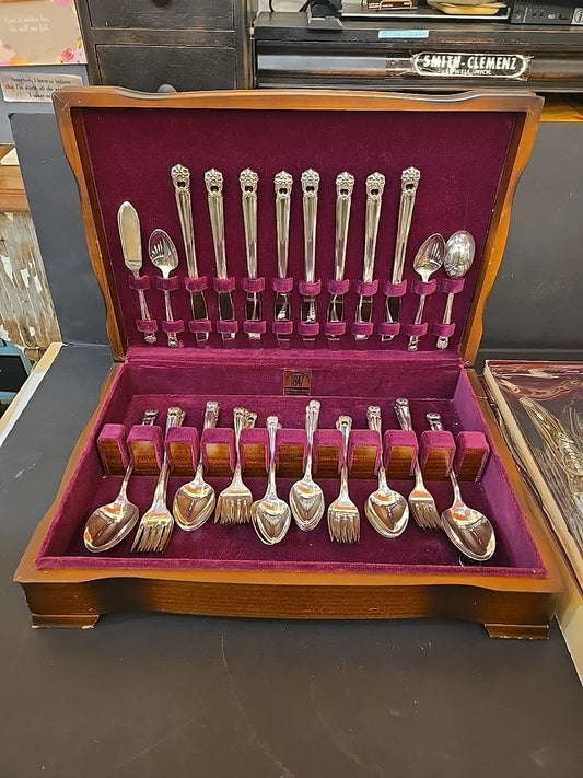 1847 Rogers Bros  Silverware "Eternally Yours"  Set of 52 pc With Storage Box IS