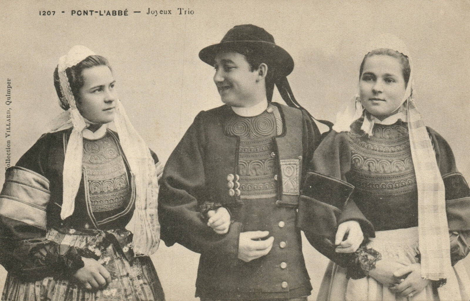 1207 Pont-L'Abbe Joyeux Trio Villard Quimper French France Folklore Postcard