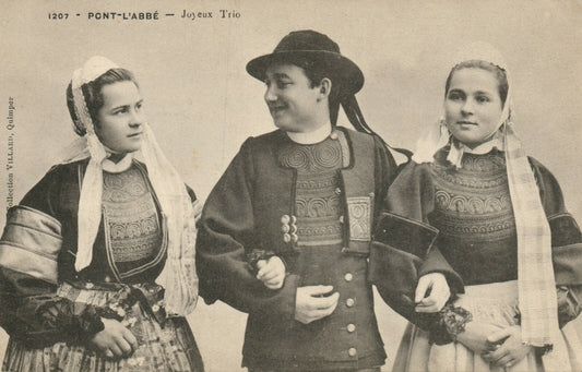 1207 Pont-L'Abbe Joyeux Trio Villard Quimper French France Folklore Postcard