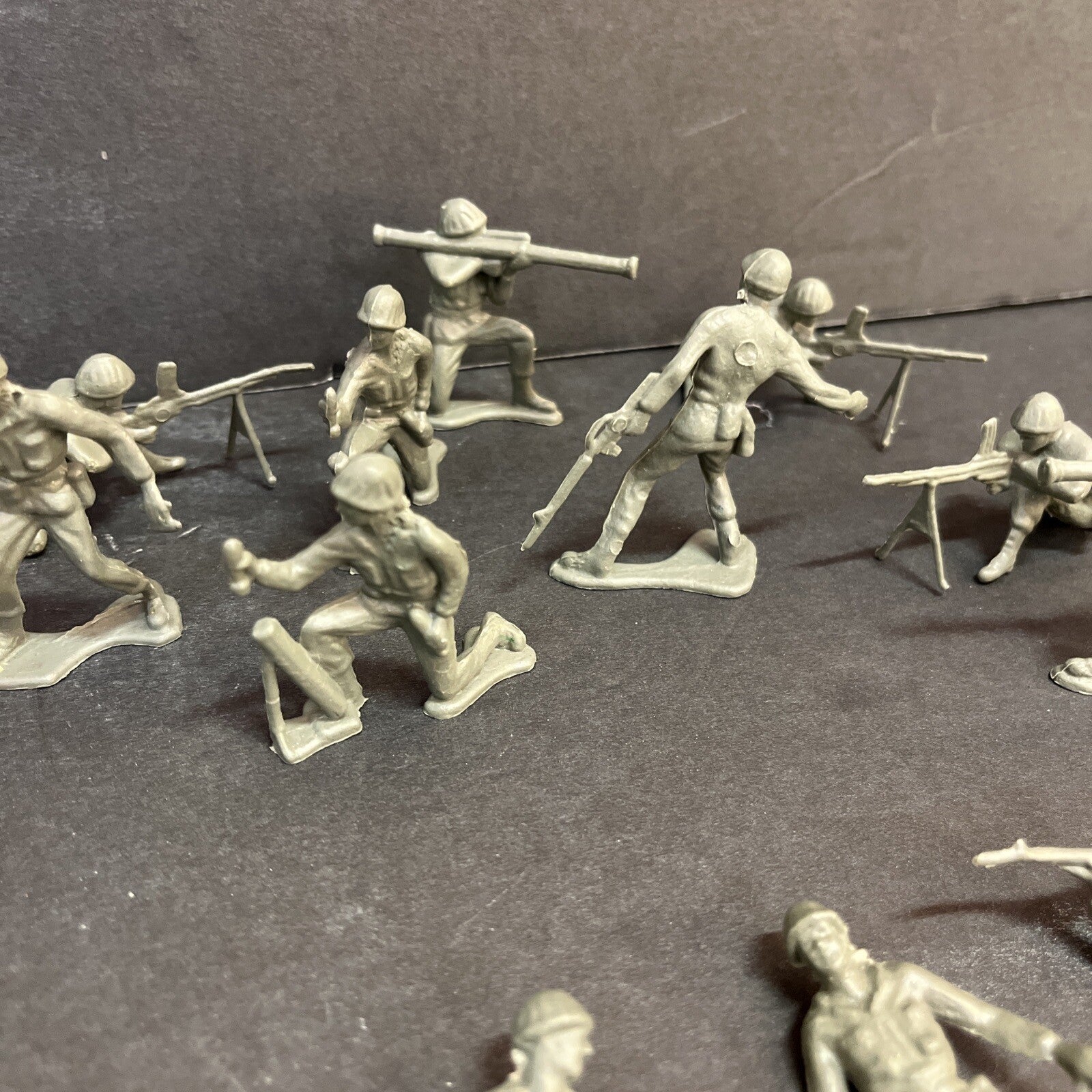 Lot of 30 Vintage 2" Green Plastic Toy Soldiers Army Men