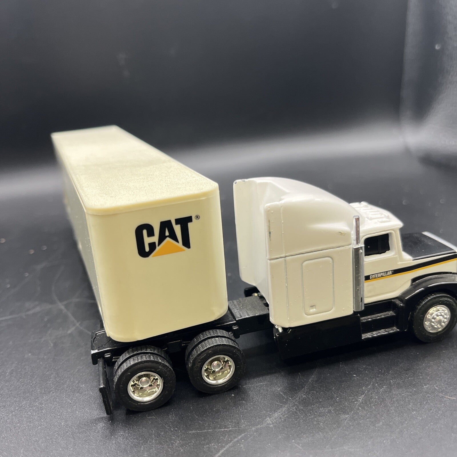 Ertl 1/64 Scale Diecast 7705 - Kenworth Truck & Trailer CAT - White
