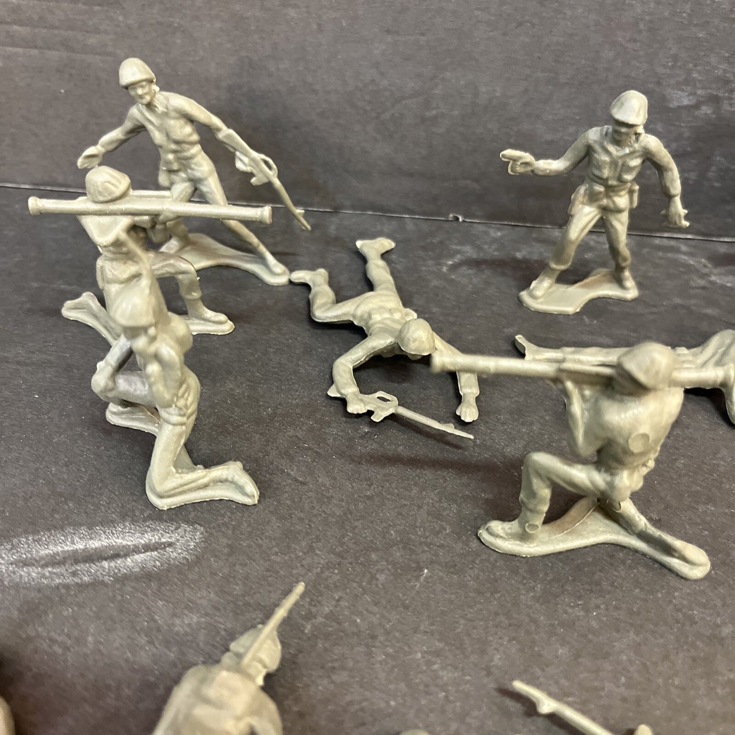 Lot of 30 Vintage 2" Green Plastic Toy Soldiers Army Men