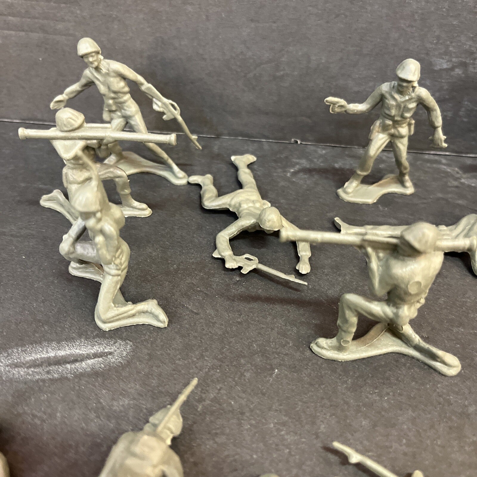 Lot of 30 Vintage 2" Green Plastic Toy Soldiers Army Men