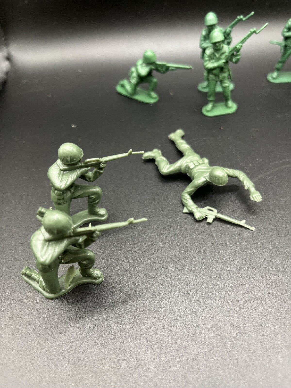 Vintage Green Plastic Army Men  18 Pc