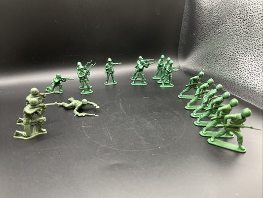Vintage Green Plastic Army Men  18 Pc