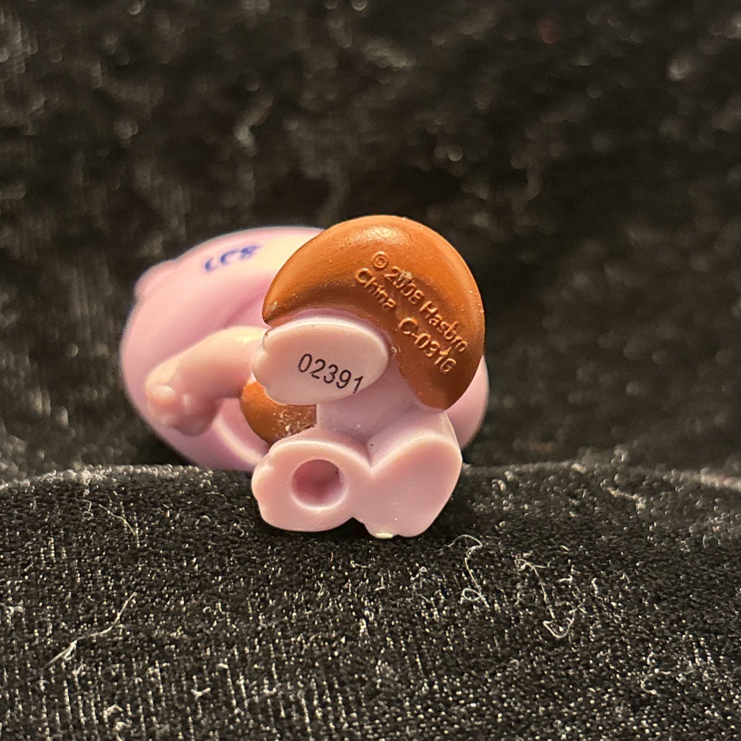 Littlest Pet Shop LPS Purple Paw Up Cat with green eyes & tongue out #1718