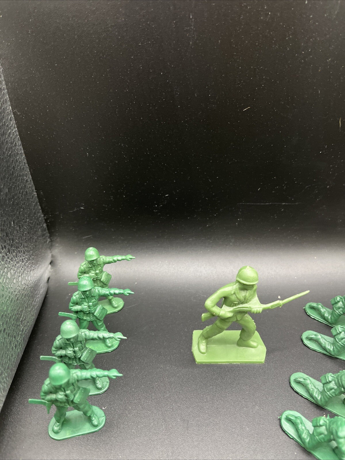 Vintage Toy soldiers Army Men Plastic, 23 Pieces, Green
