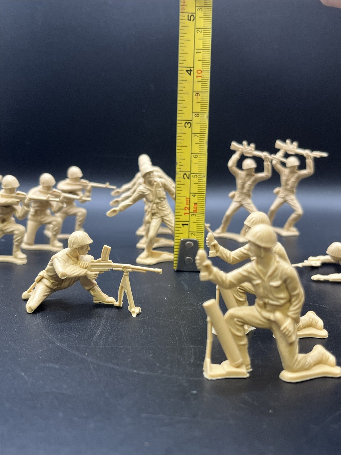 VINTAGE  19 TOY PLASTIC BEIGE ARMY SOLDIER MANY POSITION   G23
