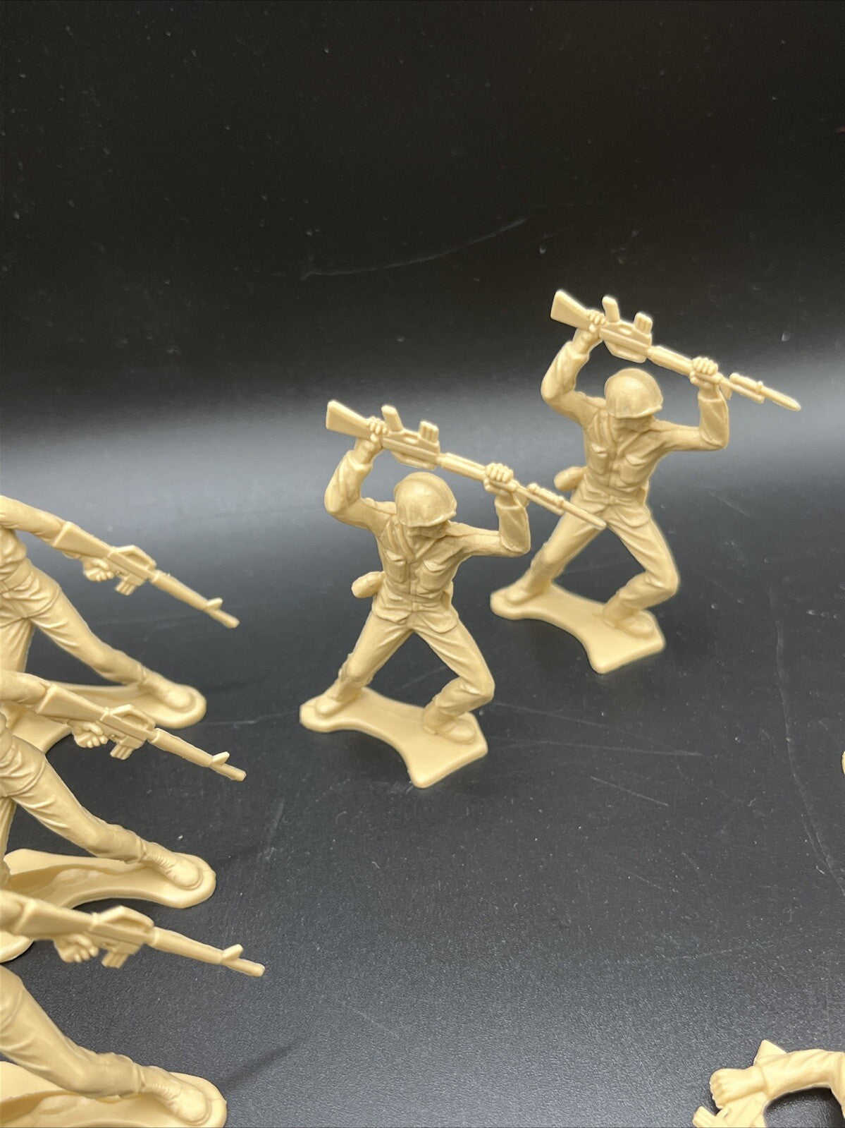 VINTAGE  19 TOY PLASTIC BEIGE ARMY SOLDIER MANY POSITION   G23