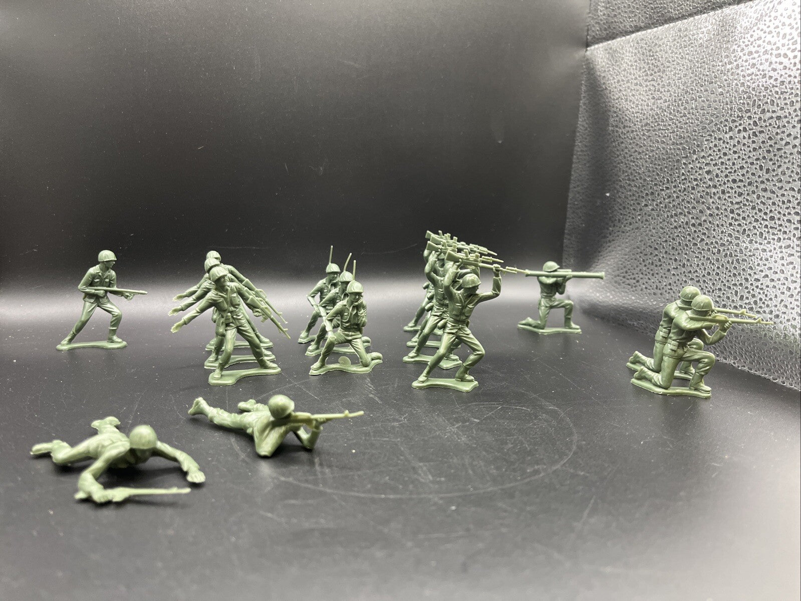 Vintage Toy Army Men Plastic Toy Lot, 16 Pieces, Green