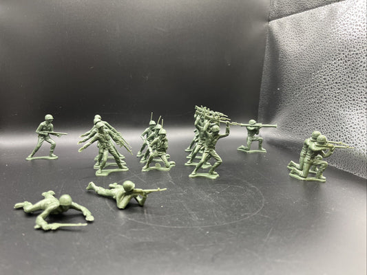Vintage Toy Army Men Plastic Toy Lot, 16 Pieces, Green