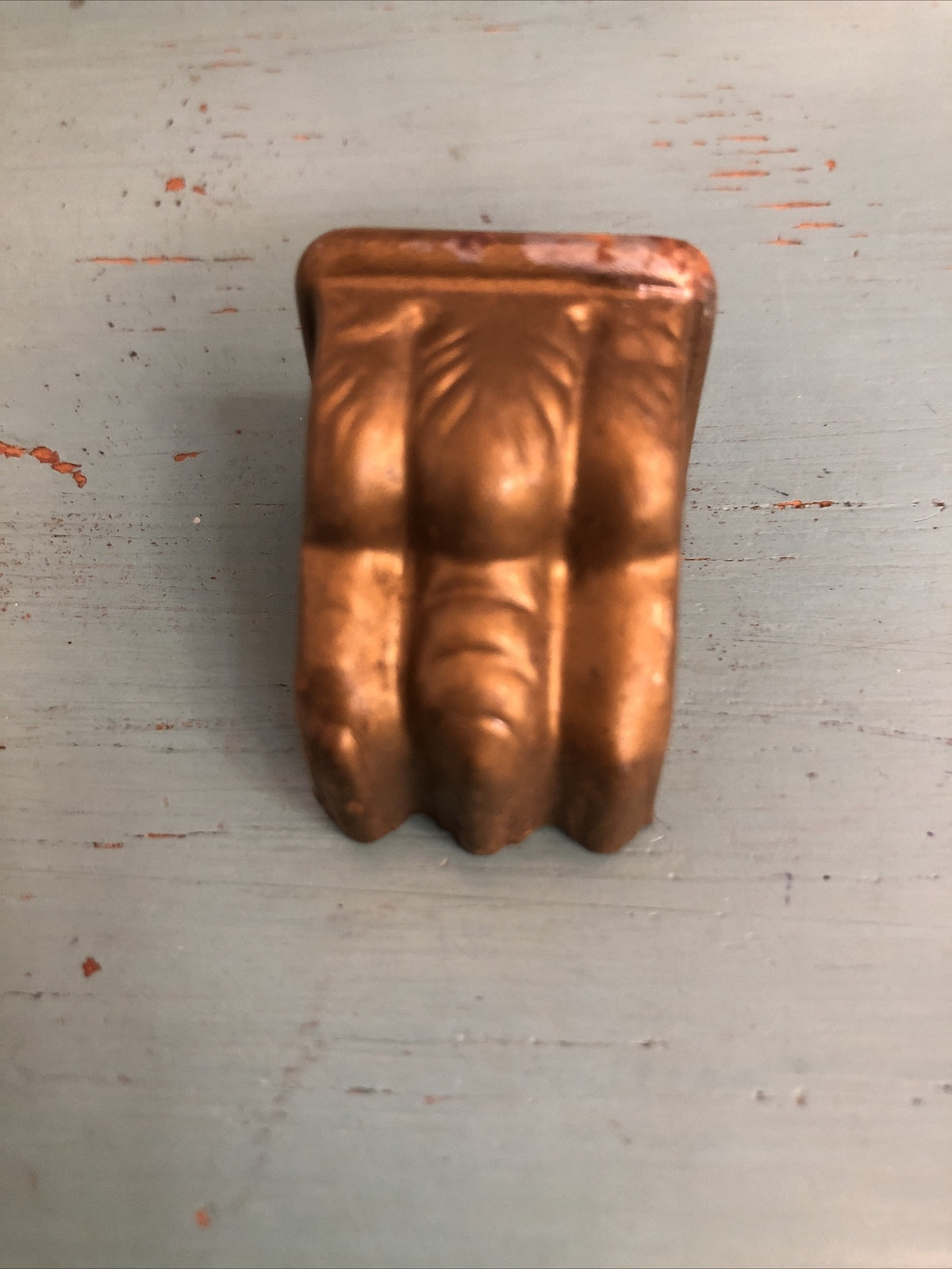 SMALL SINGULAR ANTIQUE BRASS 3-TOED CLAW FOOT SALVAGE