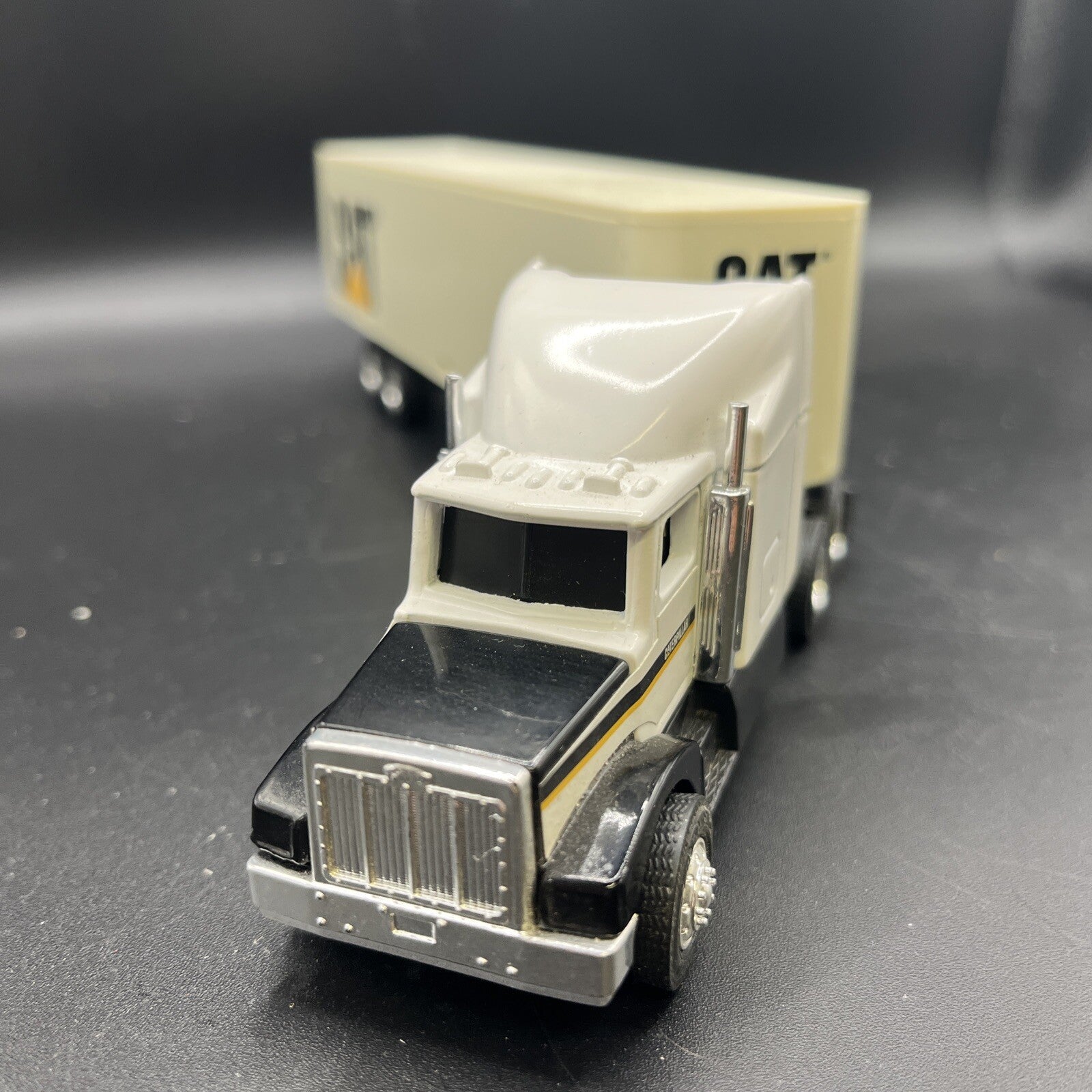 Ertl 1/64 Scale Diecast 7705 - Kenworth Truck & Trailer CAT - White