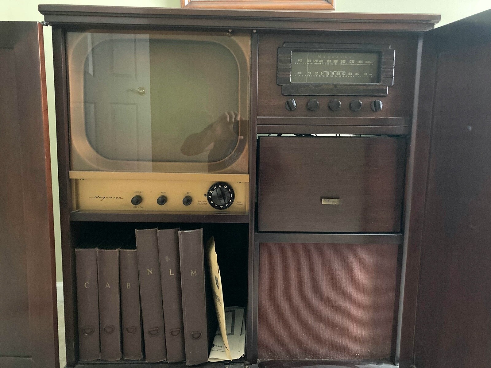 Vintage Cherry Magnavox Model 378M Radio television Phonograph CONSOLE TV 