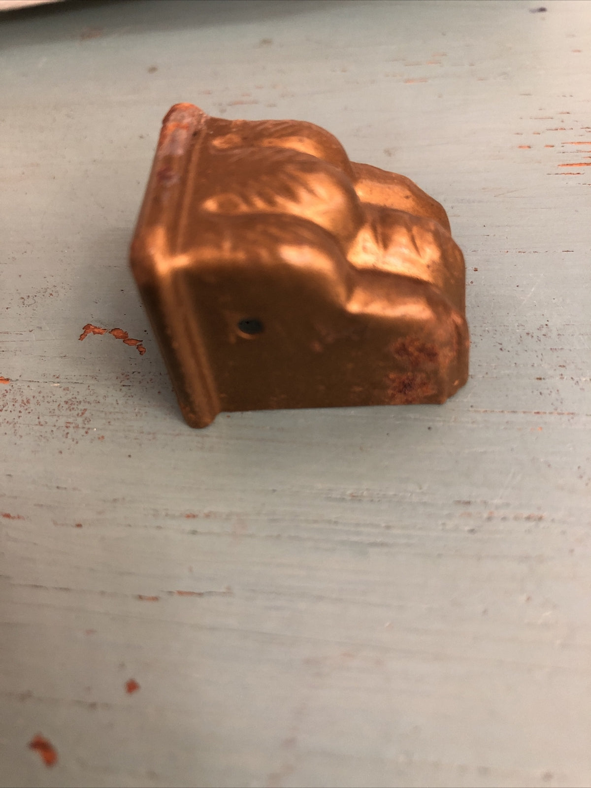 SMALL SINGULAR ANTIQUE BRASS 3-TOED CLAW FOOT SALVAGE