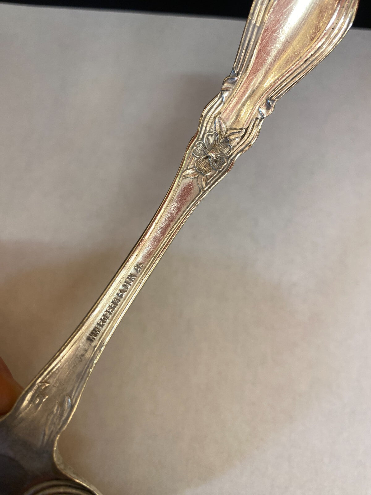 VINTAGE WM ROGERS & SON LARGE SILVER PLATE AA GRAVY LADLE - "ARBUTUS" PATTERN
