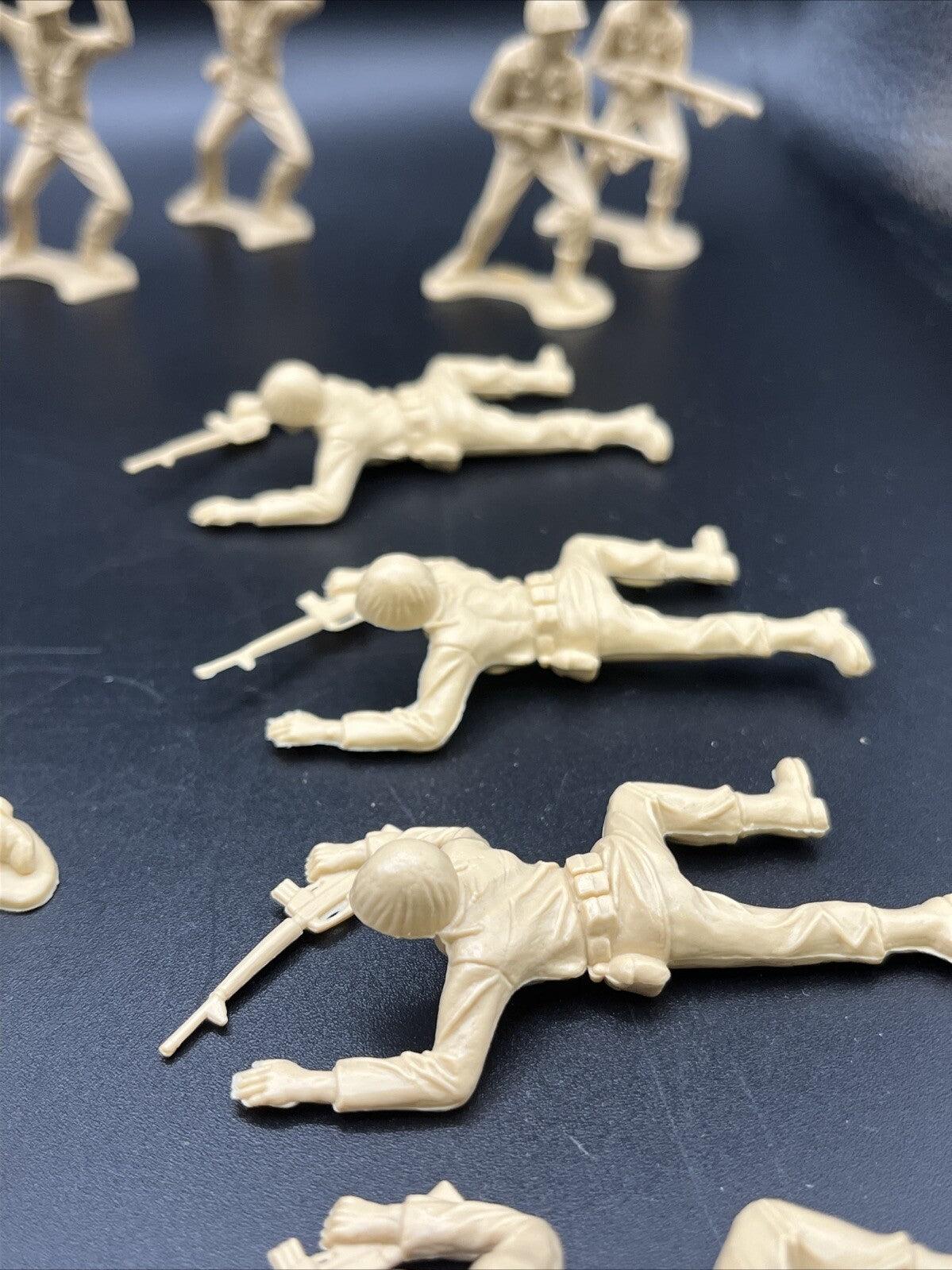 VINTAGE  19 TOY PLASTIC BEIGE ARMY SOLDIER MANY POSITION   G23