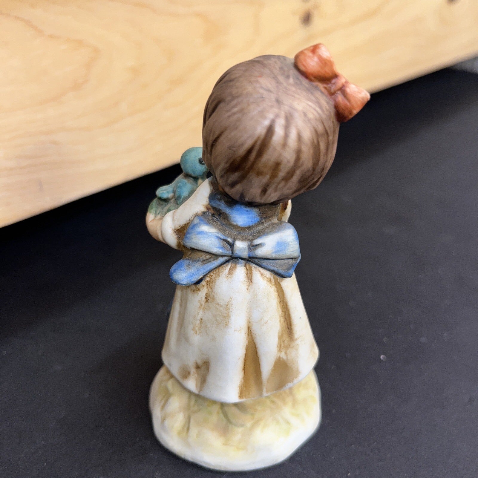 LEFTON CHINA FIGURINE - GIRL w/BIRD NEST FLOWERS - 02732 (CI1F)