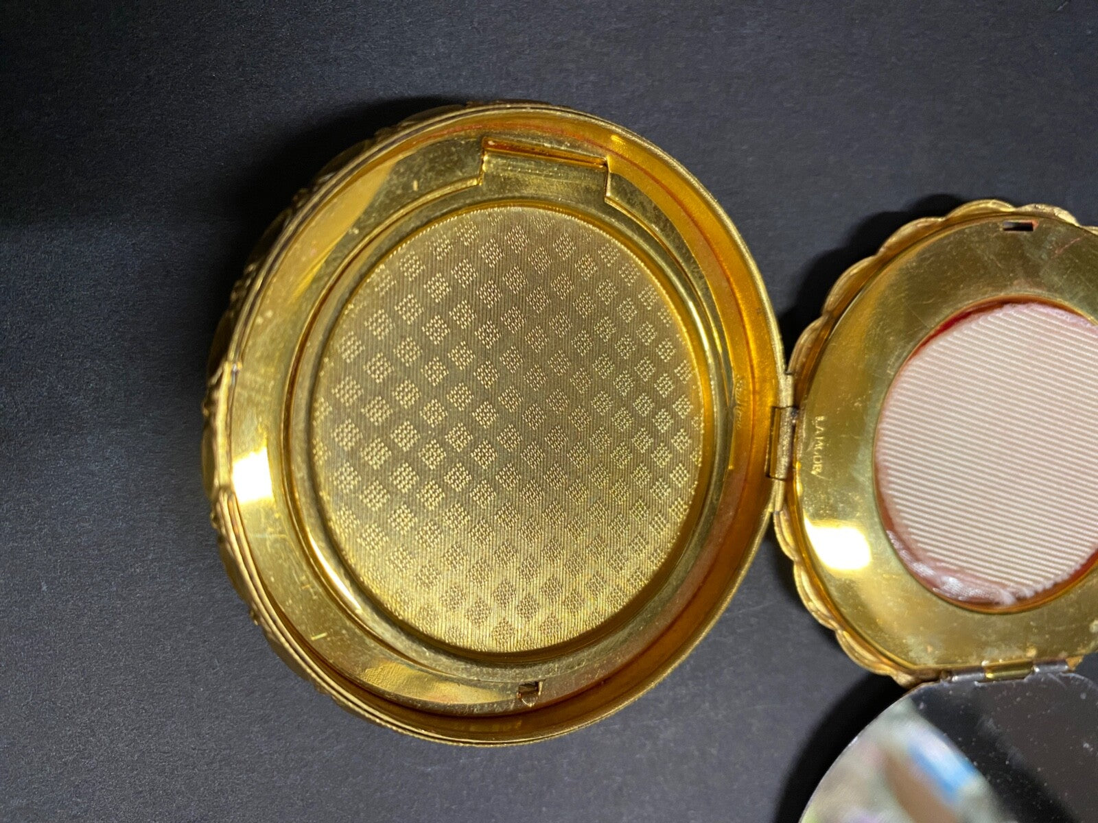VTG R&G CO. PASTEL YELLOW ENAMEL HAND PAINTED FLOWERS POWDER & BLUSH COMPACT