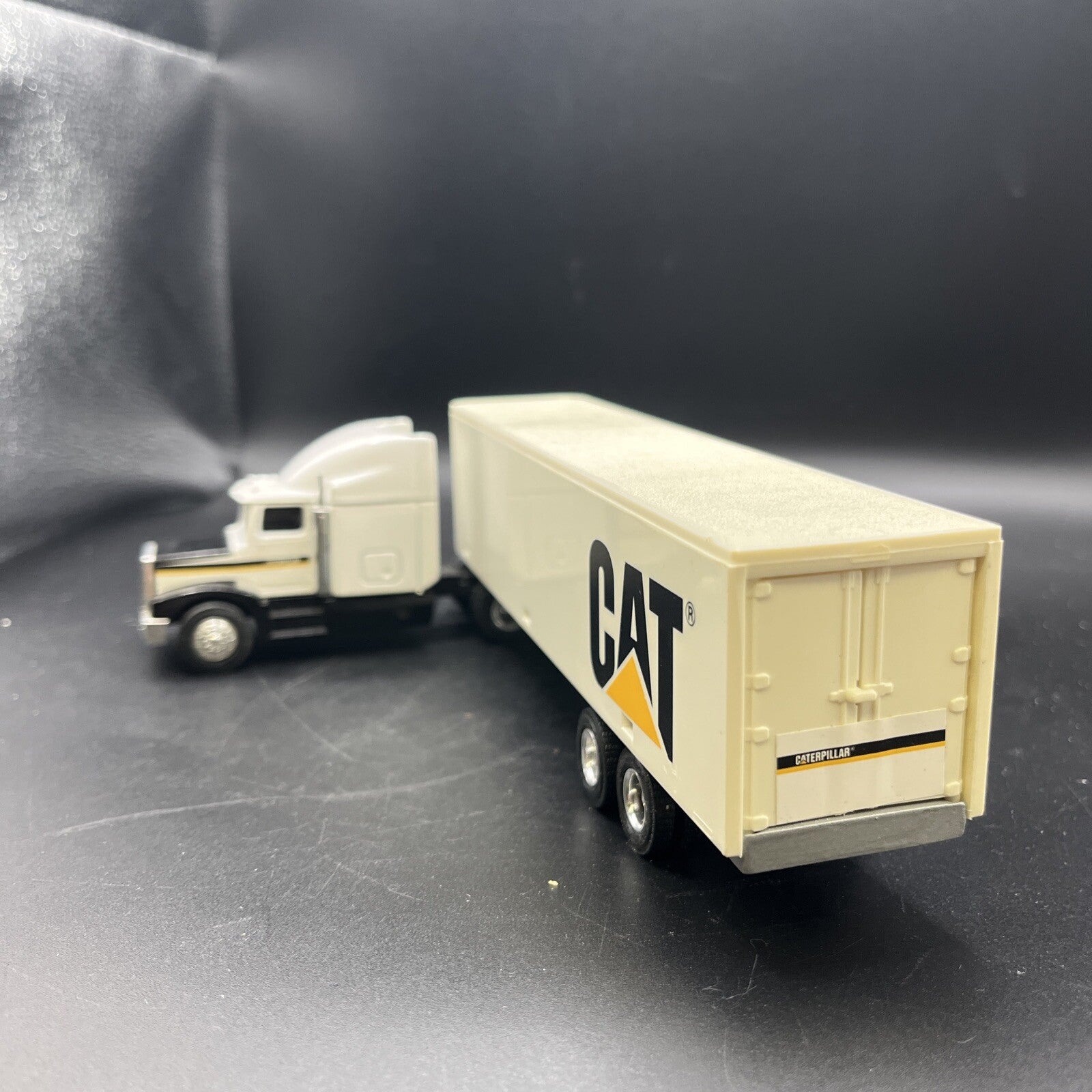 Ertl 1/64 Scale Diecast 7705 - Kenworth Truck & Trailer CAT - White