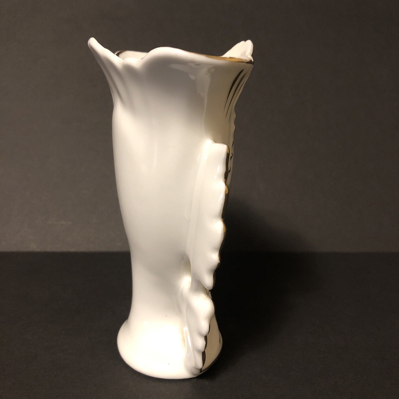 Mogi Das Cruzes Hand Painted Porcelain Vase Brazil 6" tall x 5" wide x 3" deep