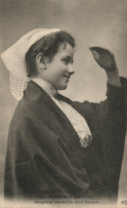 227 Paimpolaise attendant le Fiance French France Costumes Bretons Postcard
