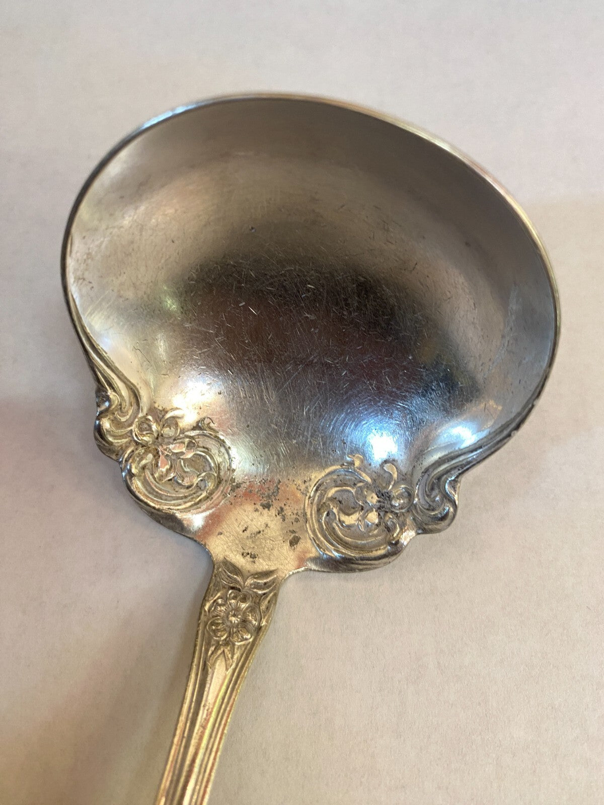 VINTAGE WM ROGERS & SON LARGE SILVER PLATE AA GRAVY LADLE - "ARBUTUS" PATTERN
