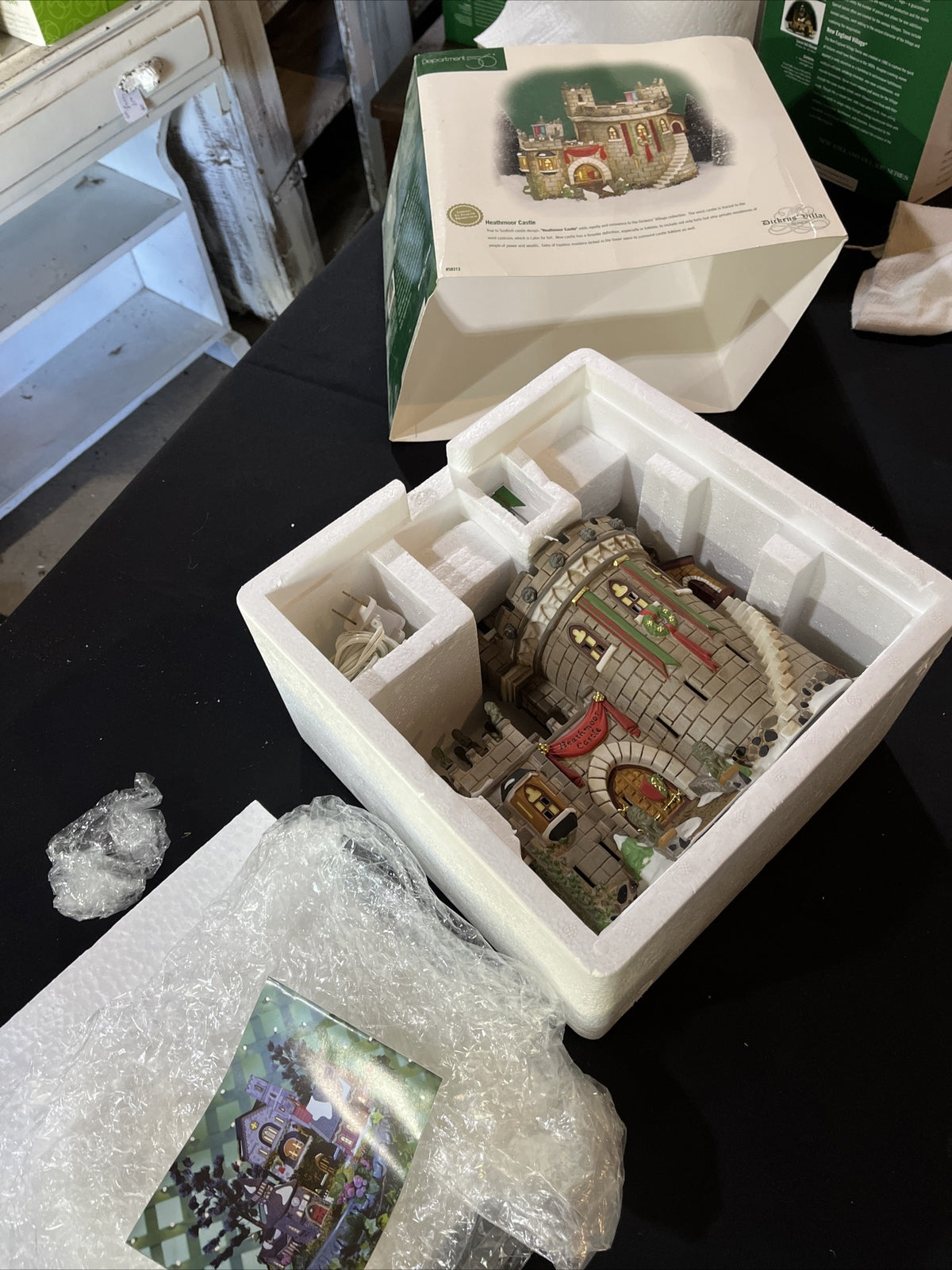 Dept 56 Dickens Village Heathmoor Castle #5831-3 1999 in box w/ lights