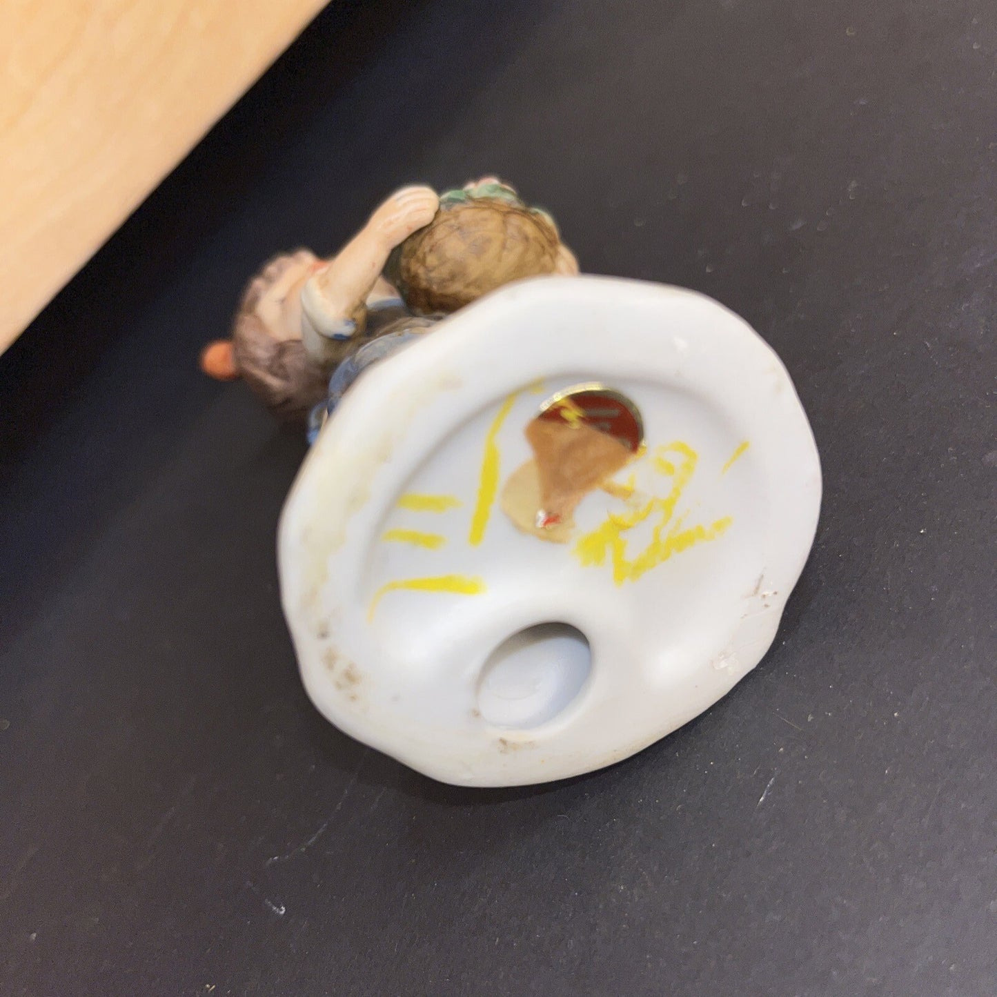 LEFTON CHINA FIGURINE - GIRL w/BIRD NEST FLOWERS - 02732 (CI1F)