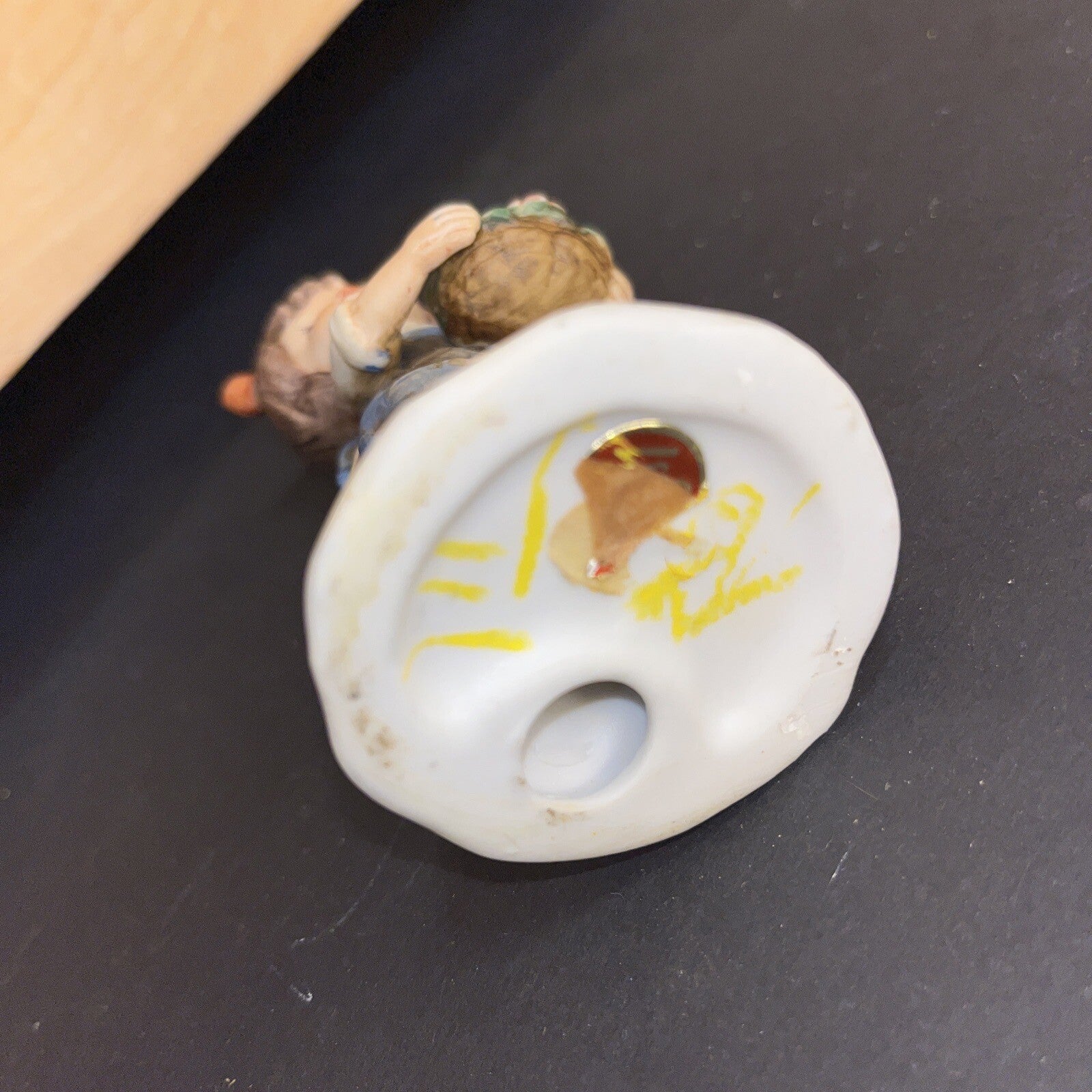 LEFTON CHINA FIGURINE - GIRL w/BIRD NEST FLOWERS - 02732 (CI1F)