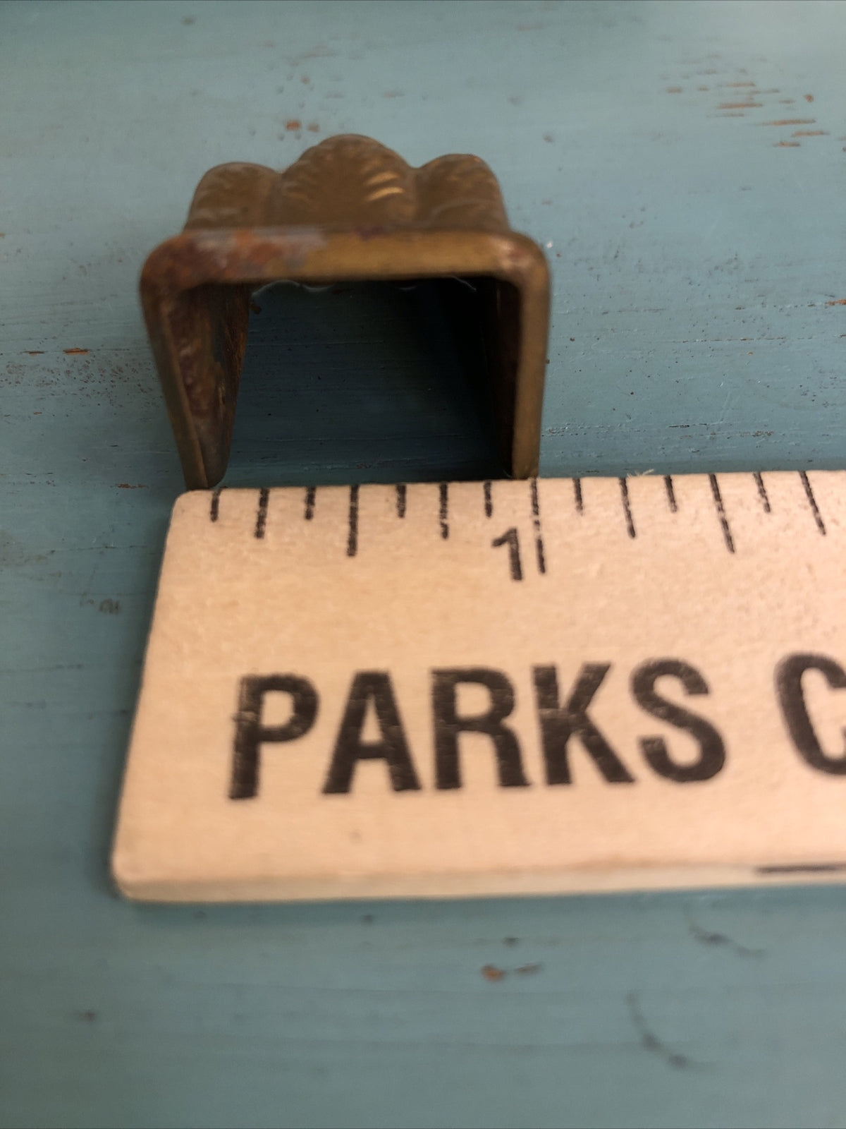 SMALL SINGULAR ANTIQUE BRASS 3-TOED CLAW FOOT SALVAGE