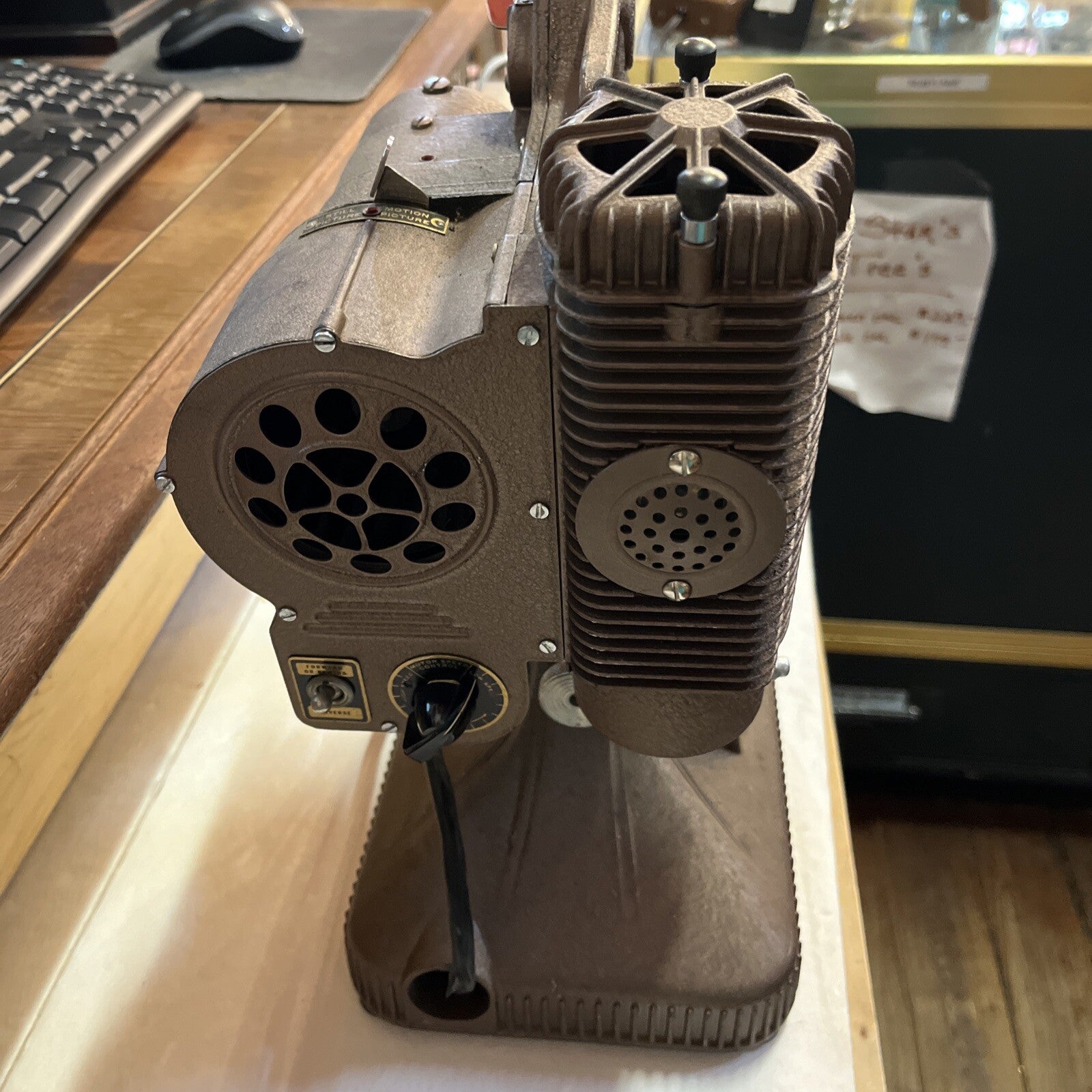 MOVIE PROJECTOR (KEYSTONE) works! ~BEAUTIFULLY DESIGNED  Regal K109 8mm