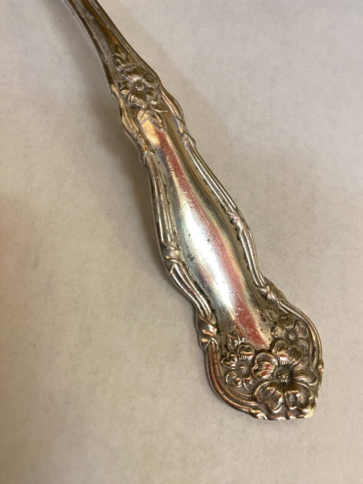 VINTAGE WM ROGERS & SON LARGE SILVER PLATE AA GRAVY LADLE - "ARBUTUS" PATTERN