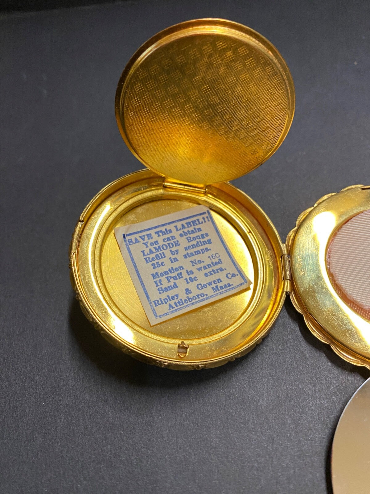 VTG R&G CO. PASTEL YELLOW ENAMEL HAND PAINTED FLOWERS POWDER & BLUSH COMPACT