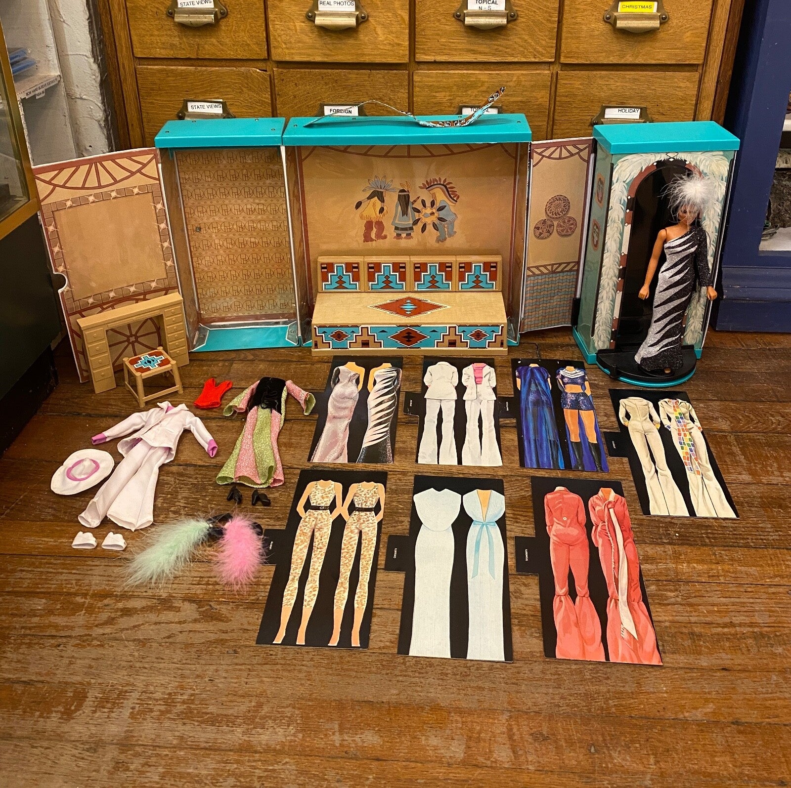 VTG 1976 Chers Dressing Room Dream House W/ Wardrobe Cher Doll Furniture 7 Cards