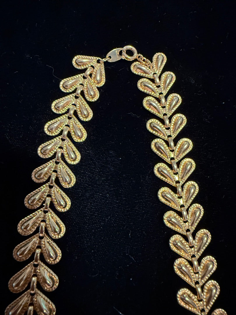 17" Gold Petal Avon Necklace Gold Tone