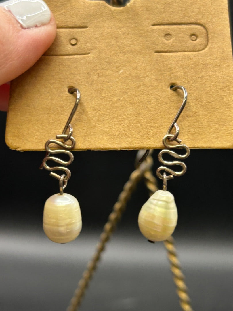 Silver Pearl Earring