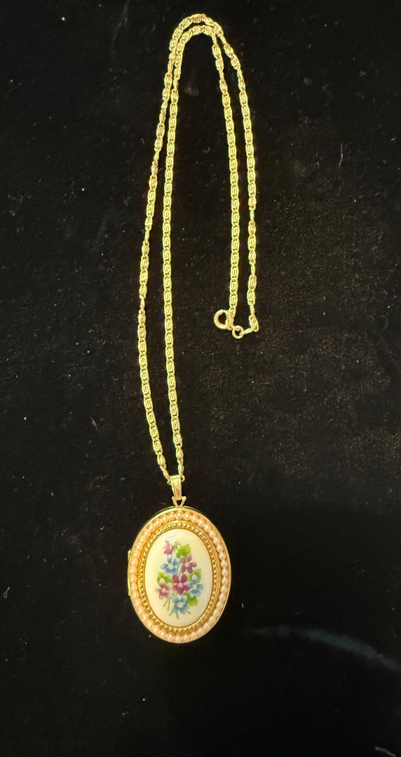 Vtg Avon Porcelain Pearl Locket 24” Necklace
