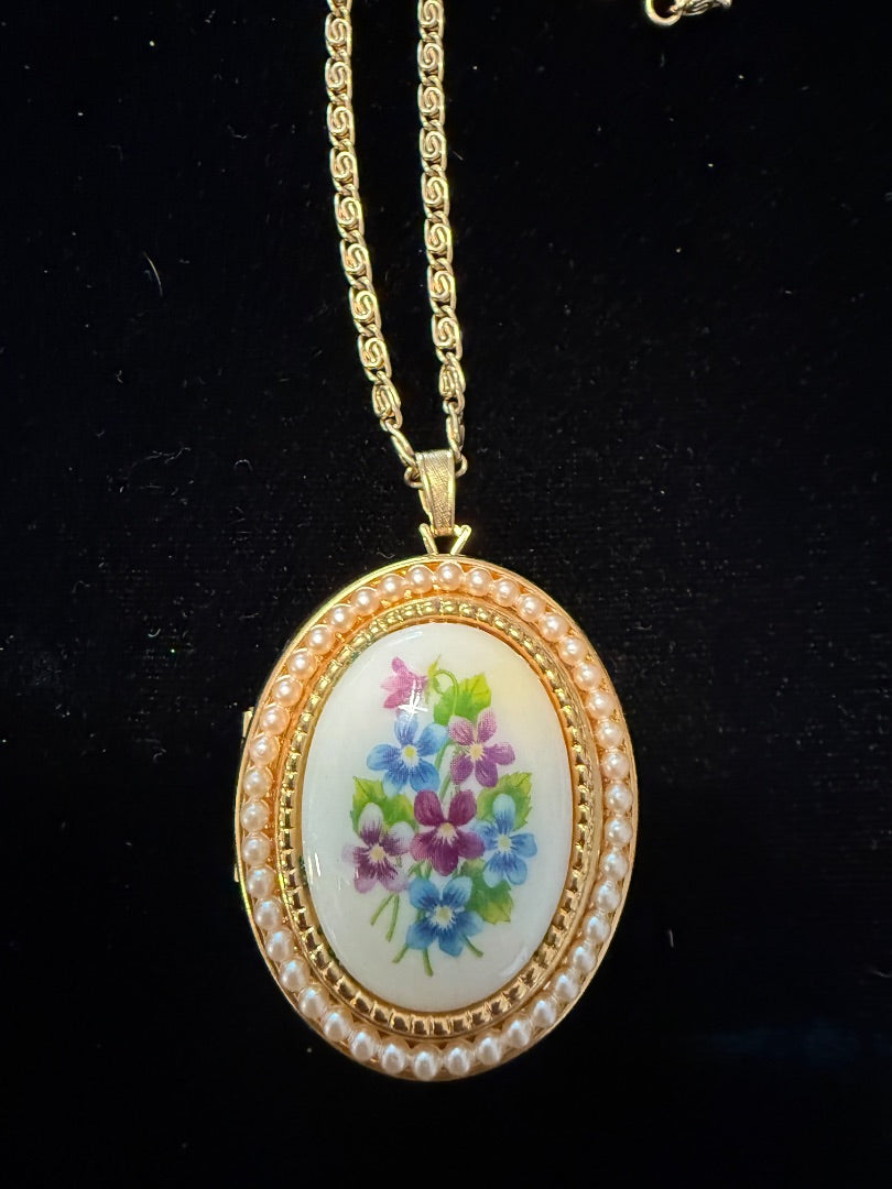 Vtg Avon Porcelain Pearl Locket 24” Necklace