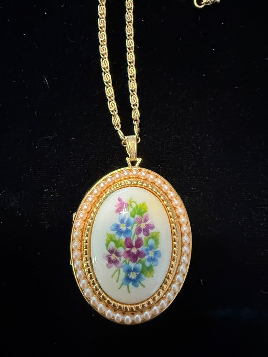 Vtg Avon Porcelain Pearl Locket 24” Necklace