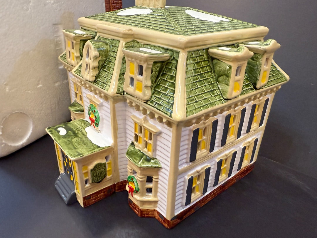 Department  56 Maple Ridge Inn With Light Christmas